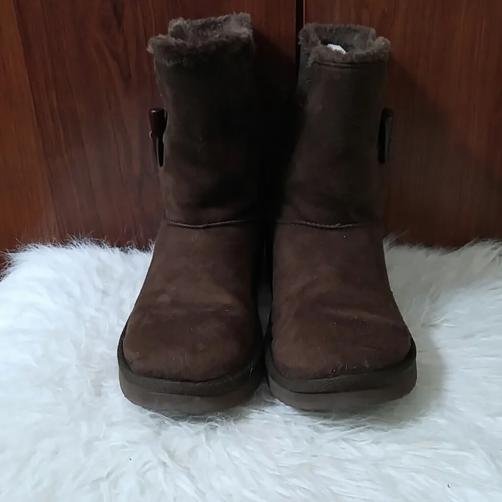 Arizona chocolate toggle short boots size 4M